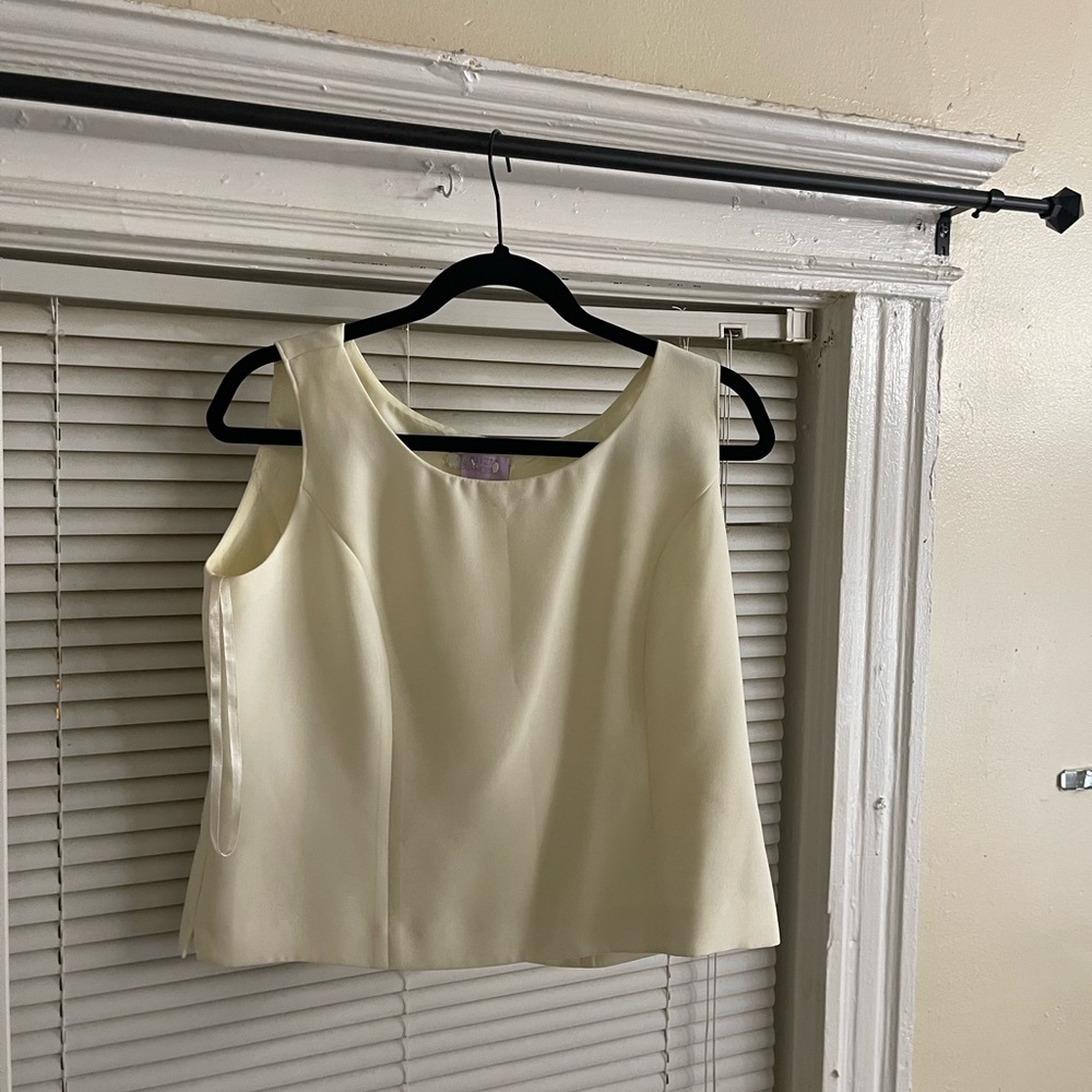 Eggshell crop tank